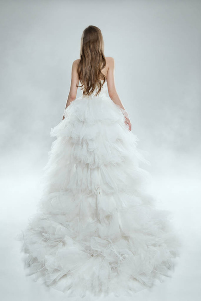 Woman in White Dress Back View, Fashion Model in Long Gown Bride - Φωτογραφία, εικόνα