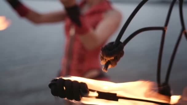 Felgyújtották a fáklyát a petróleum. lassított mozgás - Felvétel, videó