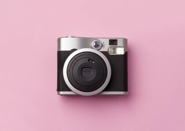 Vintage câmera instantânea no fundo rosa pastel
.  - Foto, Imagem
