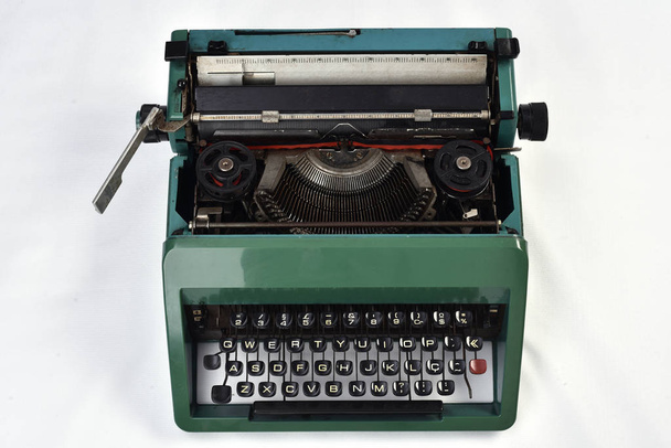 vintage Retro Old Typewriter em fundo branco
 - Foto, Imagem