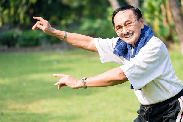 Uomo anziano sorridente che esegue yoga
 - Foto, immagini