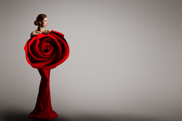 Fashion model Rose Flower jurk, elegante vrouw rode kunst jurk, schoonheid portret - Foto, afbeelding