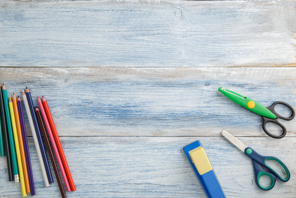 pojetí dětské školy. barevné tužky, sešívače a nůžky  - Fotografie, Obrázek