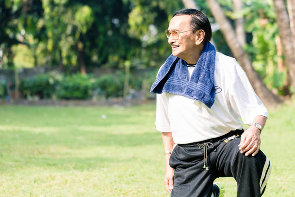 Feliz hombre mayor haciendo ejercicio en el jardín
 - Foto, Imagen