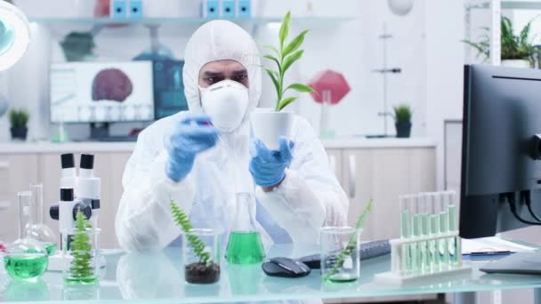 Testar novos OGM em plantas em laboratório moderno
 - Filmagem, Vídeo