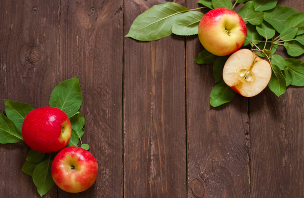Red apples on a wooden background. August 2019 - Foto, afbeelding