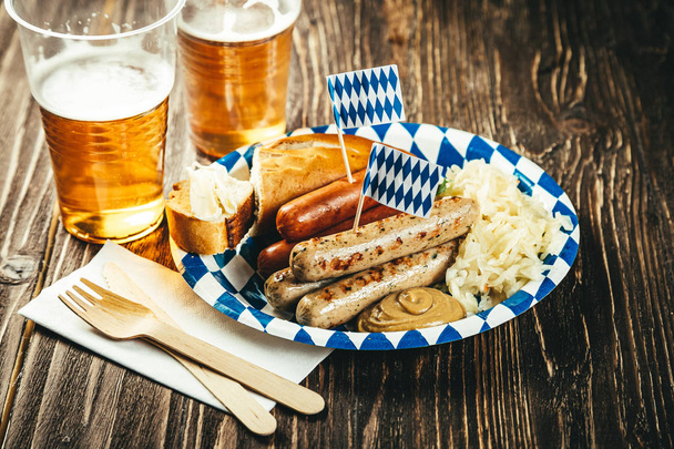 Koncepcja Październikowa-tradycyjna żywność i piwo serwowane na imprezie - Zdjęcie, obraz