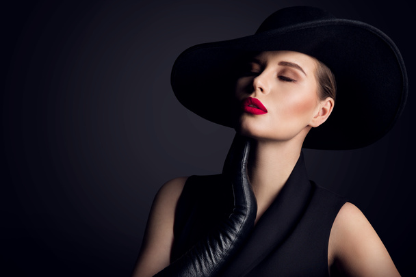 Vrouw schoonheid in brede rand hoed, elegante mode model retro portret op zwart - Foto, afbeelding