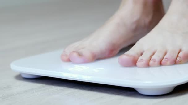 Dagelijkse gewichtsmeting, vrouwelijke benen staan op digitale Smart Scales - Video