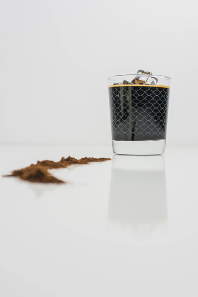 Jeges kávé és őrölt kávé fehér - Fotó, kép