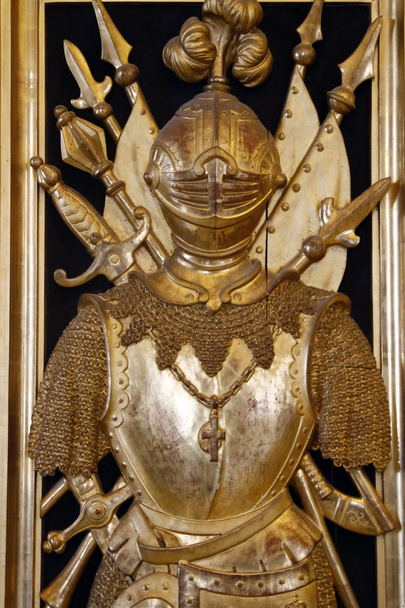 Escultura de armadura dourada
 - Foto, Imagem