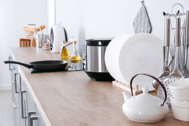 Différents ustensiles et vaisselle dans la cuisine moderne
 - Photo, image