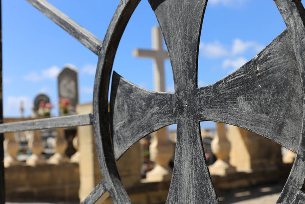 Detal metal Cross na drzwiach cmentarza Xaghra w Xaghra, Gozo i Comino - Zdjęcie, obraz