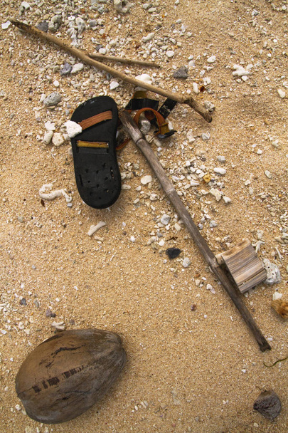 Algum lixo jazia em uma praia remota encantadora da ilha
  - Foto, Imagem