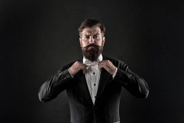 Bearded man with bow tie. Well dressed and scrupulously neat. Hipster formal suit tuxedo. Difference between vintage and classic. Official event dress code. Classic style. Menswear classic outfit - Fotoğraf, Görsel
