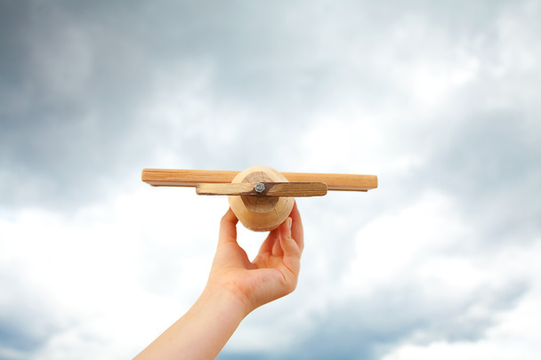 Іграшка літака в хмарному небі
 - Фото, зображення