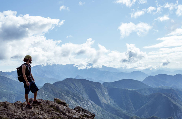 niño solo en una montaña mirando al horizonte
 - Foto, Imagen