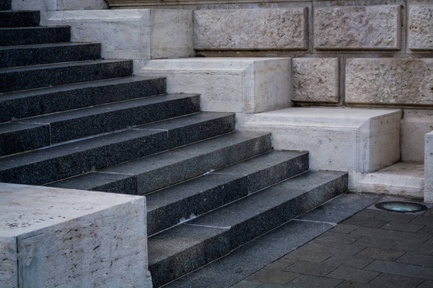 Escaliers en béton gris et monophonique. Des murs en pierre. Vieille architecture. Contexte
. - Photo, image