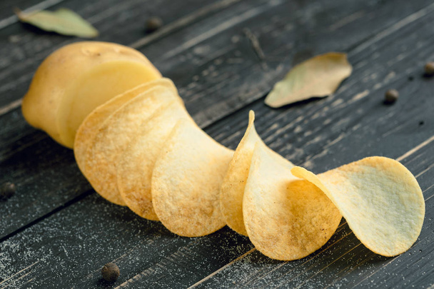 crispy chips and raw potato - Foto, Bild
