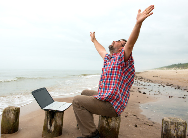 Érzelmi üzletember, a laptop a strandon - Fotó, kép