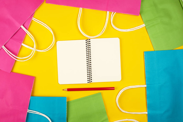 открытая тетрадь с чистыми белыми простынями и разноцветной бумагой sh
 - Фото, изображение