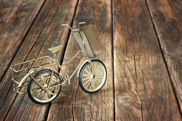 Vintage bicycle on wooden textured background. nostalgic concept. - Foto, afbeelding