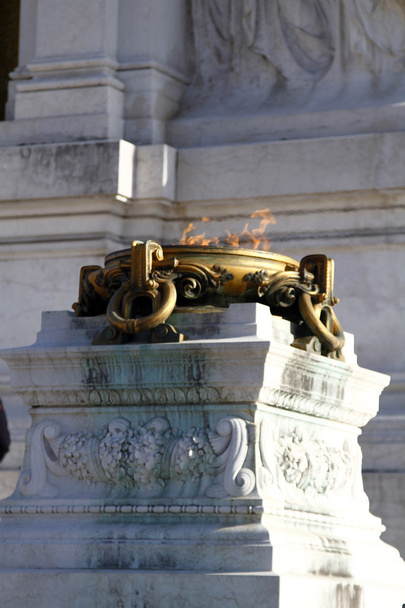 Pilar de fuego en el Monumento de Víctor Manuel II
 - Foto, imagen