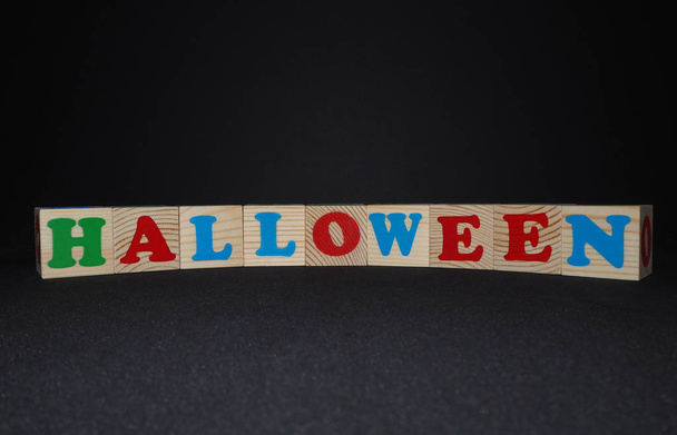 Fa ábécé játék blokkok a szöveg: Halloween. Elszigetelt gyerekek sokszínű ABC kocka fekete háttér másolási tér. - Fotó, kép