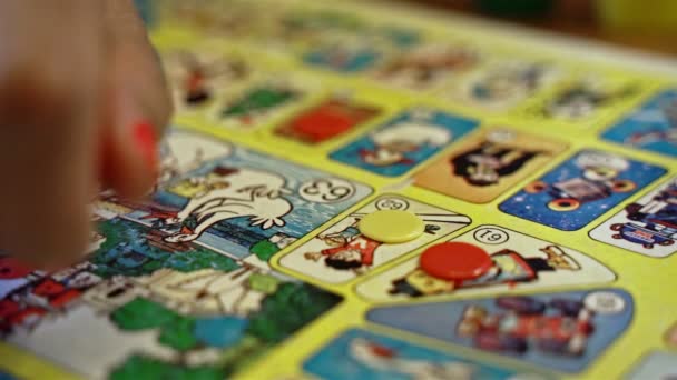 Lanzar un dado en el juego de mesa para niños llamado El juego del ganso
 - Metraje, vídeo