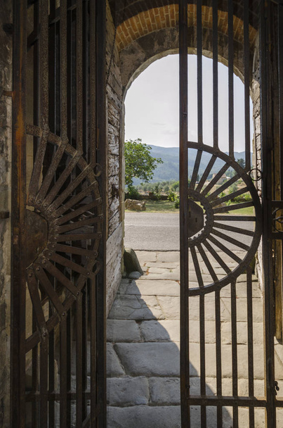 Κοιτάζοντας μέσα από ατσάλινες πύλες στο κάστρο της Τοσκάνης - Φωτογραφία, εικόνα