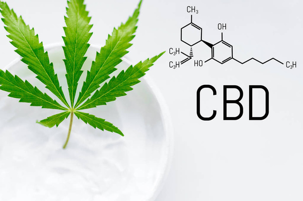 CBD Crema de cannabis con hoja verde marihuana. Estructura molecular
 - Foto, imagen
