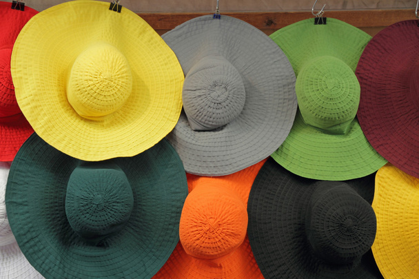 kleurrijke vrouw zon hoeden in winkel venster, florence, Italië, Europa - Foto, afbeelding