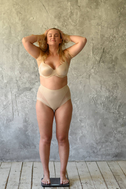 Fat woman very worried with her weight. Body positive. Size plus - Foto, immagini