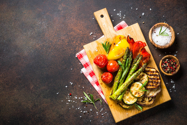 Grilled vegetables - zucchini, paprika, eggplant, asparagus and tomatoes. - Photo, Image