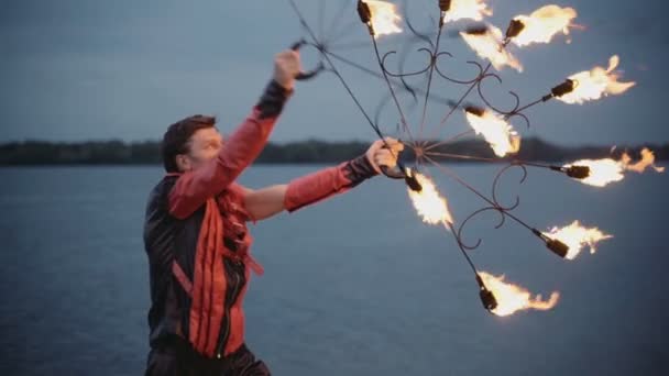 Ember fáklyával tűz show. lassított mozgás - Felvétel, videó