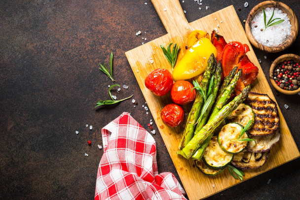 Grilled vegetables - zucchini, paprika, eggplant, asparagus and tomatoes. - Photo, Image