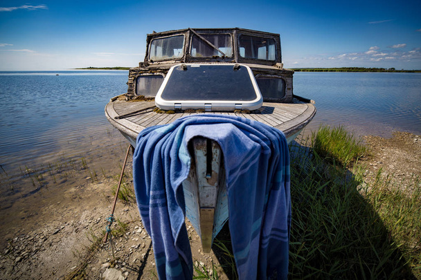Barco pequeno com toalha de praia em cima dele
 - Foto, Imagem
