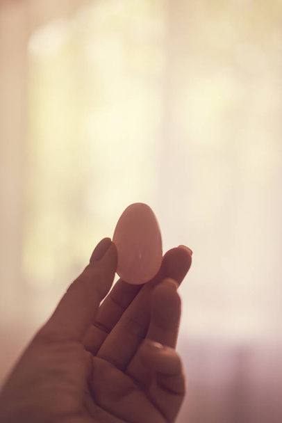 Kadın yumurtayı elinde tutuyor.  - Fotoğraf, Görsel