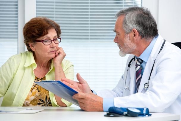 Doctor talking to his female patient - Foto, Imagen