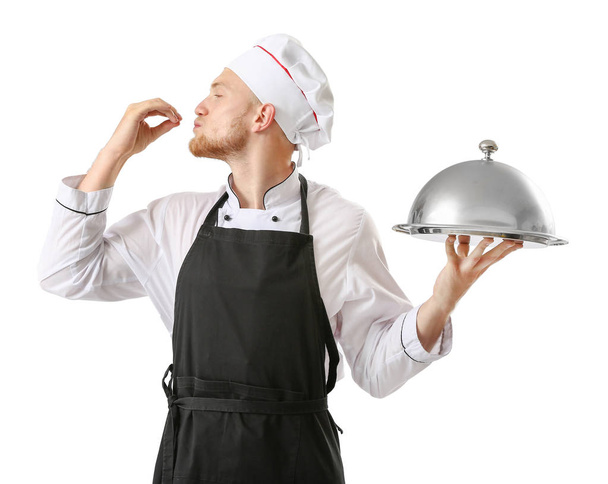 Knappe mannelijke chef-kok met lade en Cloche op witte achtergrond - Foto, afbeelding