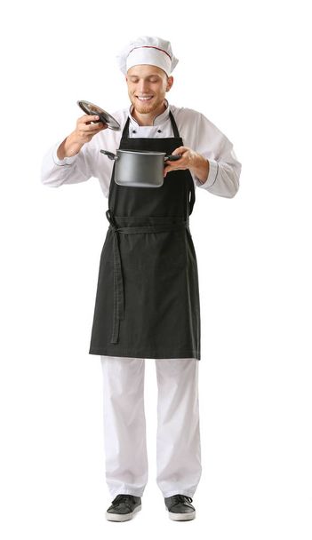 Chef masculino guapo con sopa sobre fondo blanco
 - Foto, imagen