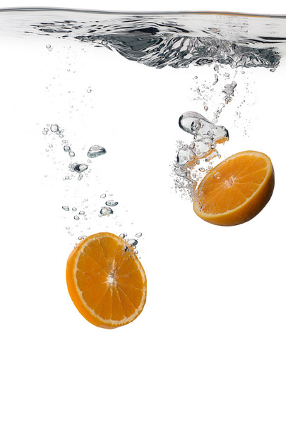 gesunde Orangenscheiben mit Wasserspritzern isoliert auf weiß - Foto, Bild