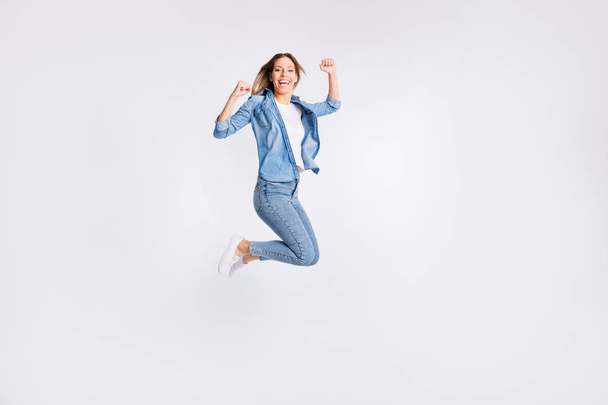 Full length body size photo of screaming shouting lady raising gesturing fists up flying in the air isolated grey background - Foto, immagini