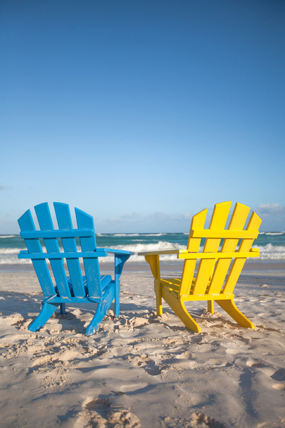 Chaises de plage en bois pour des vacances et des escapades d'été à Tulum, Mexique
 - Photo, image
