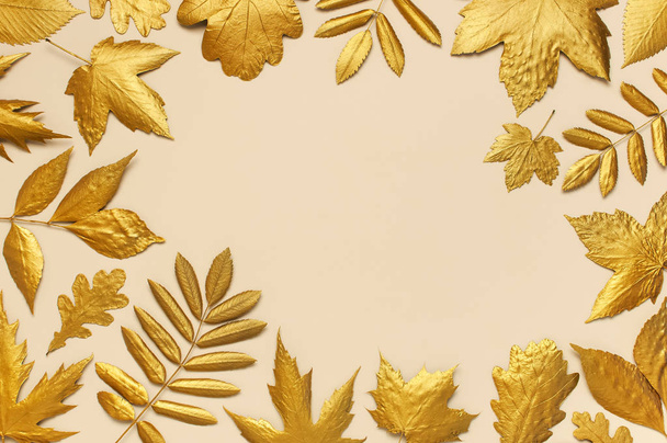 Düz yaratıcı sonbahar kompozisyon yatıyordu. Bej arka plan üst görünüm kopyalama alanında Altın yapraklarından çerçeve. Sonbahar konsepti. Sonbahar arka planı. Minimal konsept fikir, çiçek tasarımı - Fotoğraf, Görsel