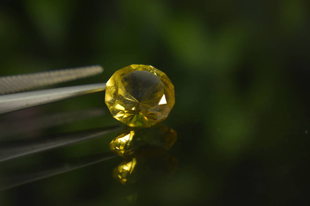 Yellow gemstone is a natural gemstone that has been cut through Is an expensive gem - Fotografie, Obrázek