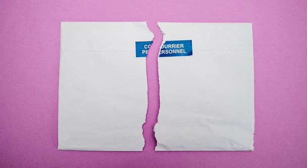 Divisé en deux parties de l'enveloppe cassée
 - Photo, image