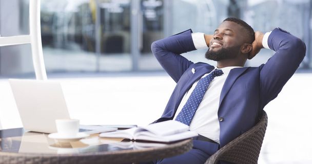 Empresário negro alegre relaxando no café ao ar livre, panorama
 - Foto, Imagem
