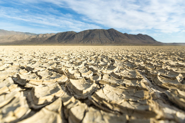 Textura de barro playa agrietada que conduce a las montañas en el desierto de Black Rock
 - Foto, imagen