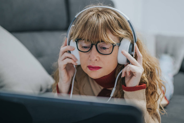 aikuinen nainen kuulokkeet ja kannettava tietokone
 - Valokuva, kuva